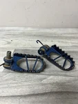 2000 Suzuki RM125 Foot Pegs Left Right 1996-2006 *blue* 43551-36E40-019. Fixed Price $29.99.